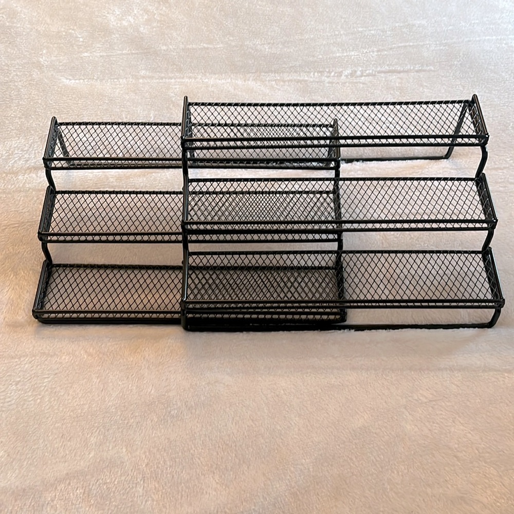 Set of 2 metal shelves